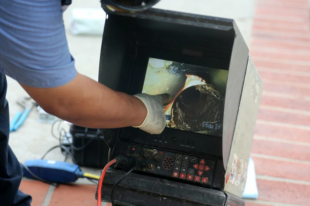 Professional sewer line and drain cleaning service in Englewood, Florida